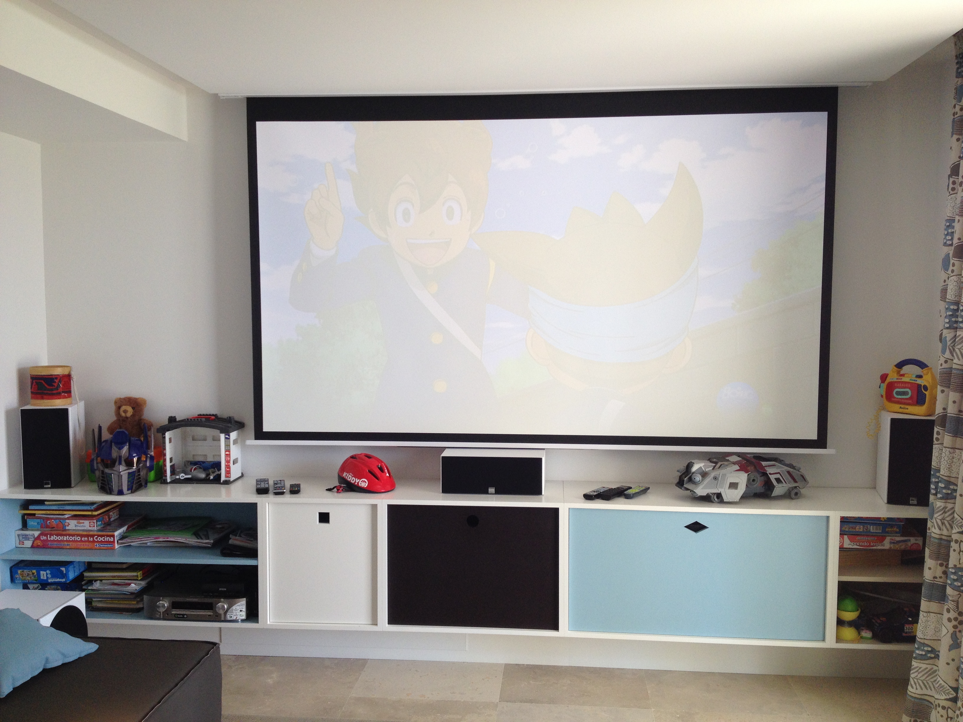 Sala de Cine en Casa - Pantalla de cine oculta y equipo de sonido de 5 canales